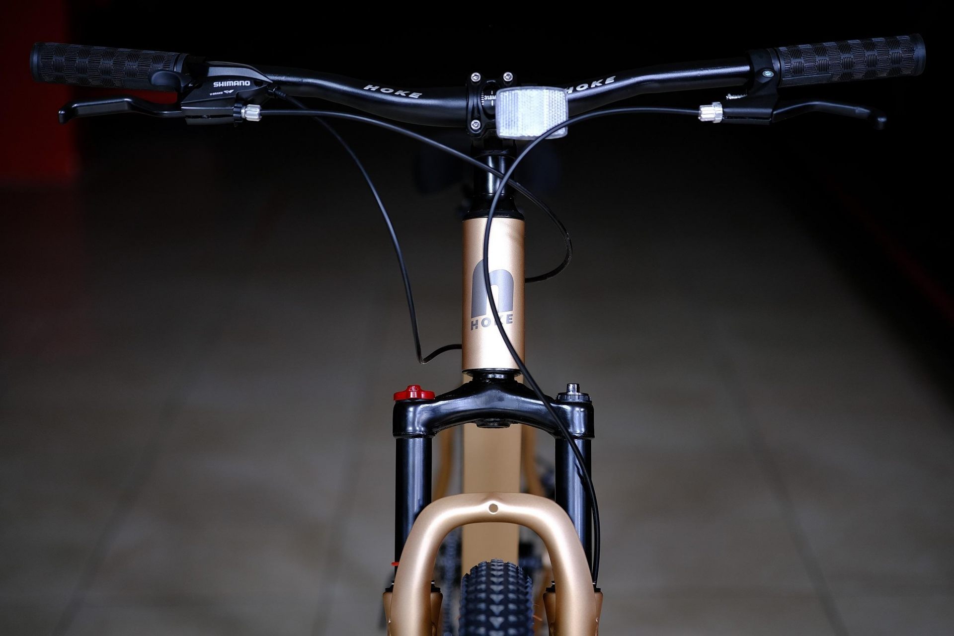 Вилка амортизационная пружинная 80mm с функцией регулировки и блокировки хода
 HOKE ONE WAY 27,5 матовый коричневый